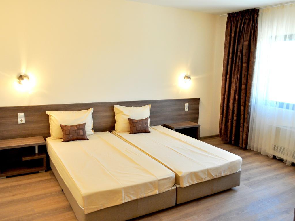 Yustina Villas Guest House Kamer foto