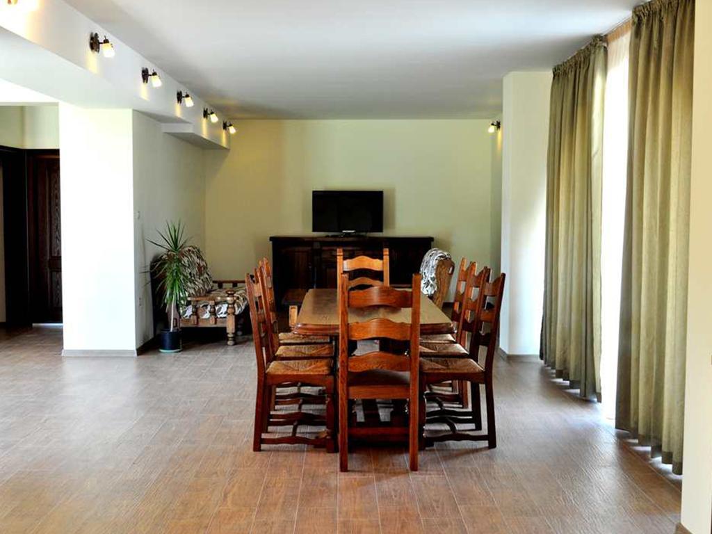 Yustina Villas Guest House Buitenkant foto
