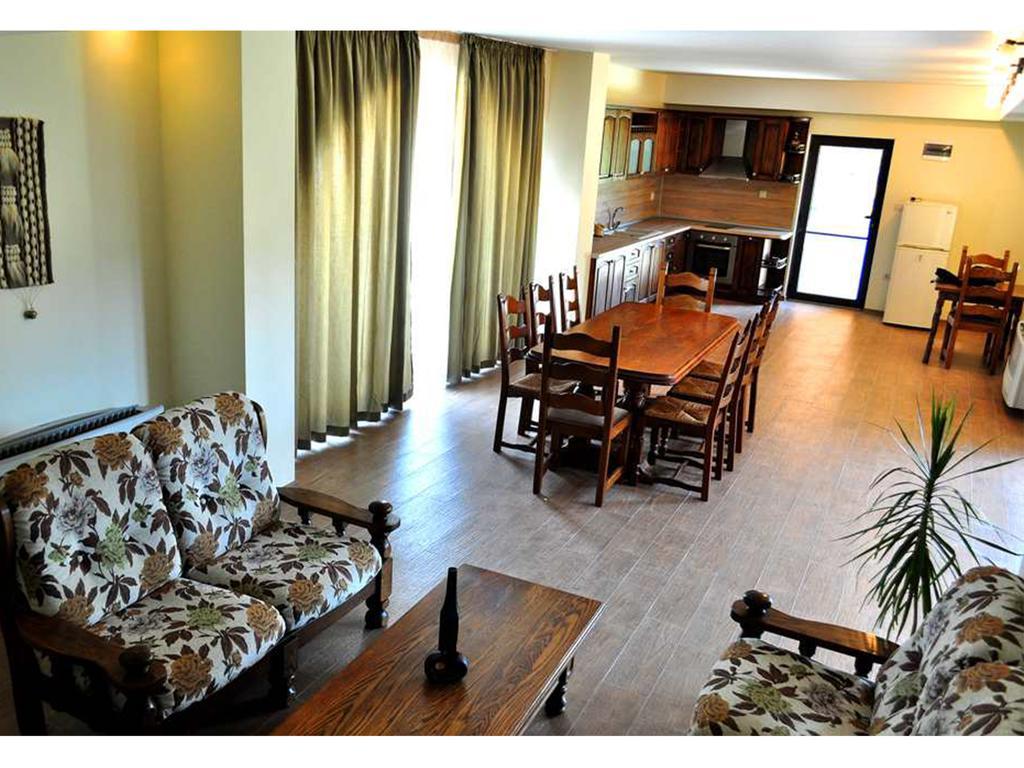 Yustina Villas Guest House Buitenkant foto